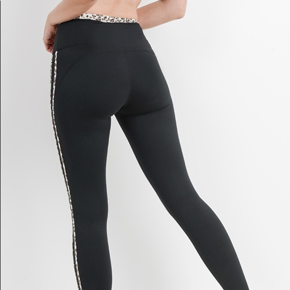 π₯ NWT Curvy Jaguar Print Highwaist Legging - Picture 4 of 7